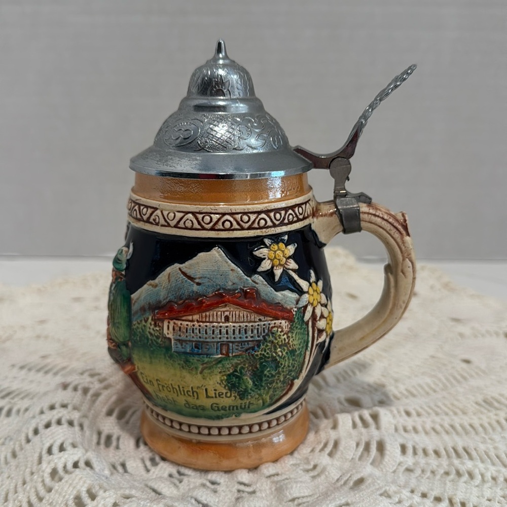 Western Germany Beer Stein Ein frohlich Lied hedr das Gemur